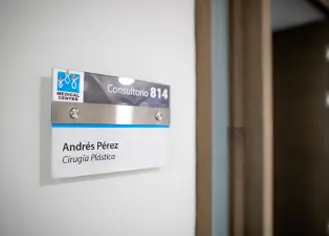 Placa del consultorio Dr. Andrés Pérez